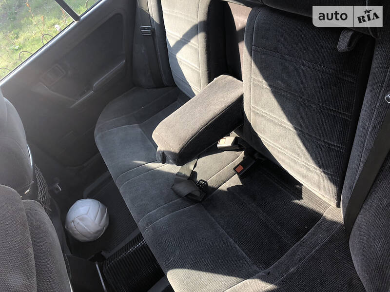 Седан Nissan Bluebird 1988 в Золочеві