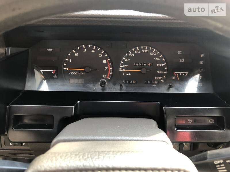 Седан Nissan Bluebird 1988 в Золочеві