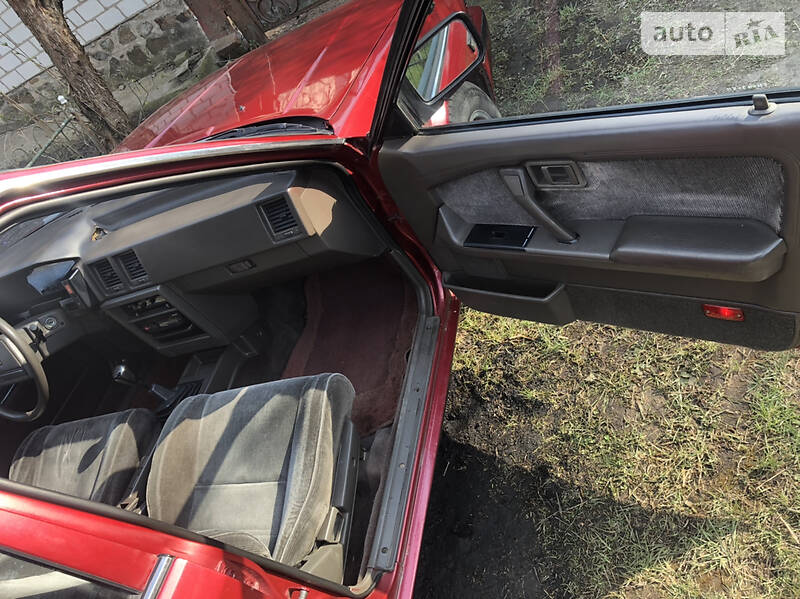 Седан Nissan Bluebird 1988 в Золочеві