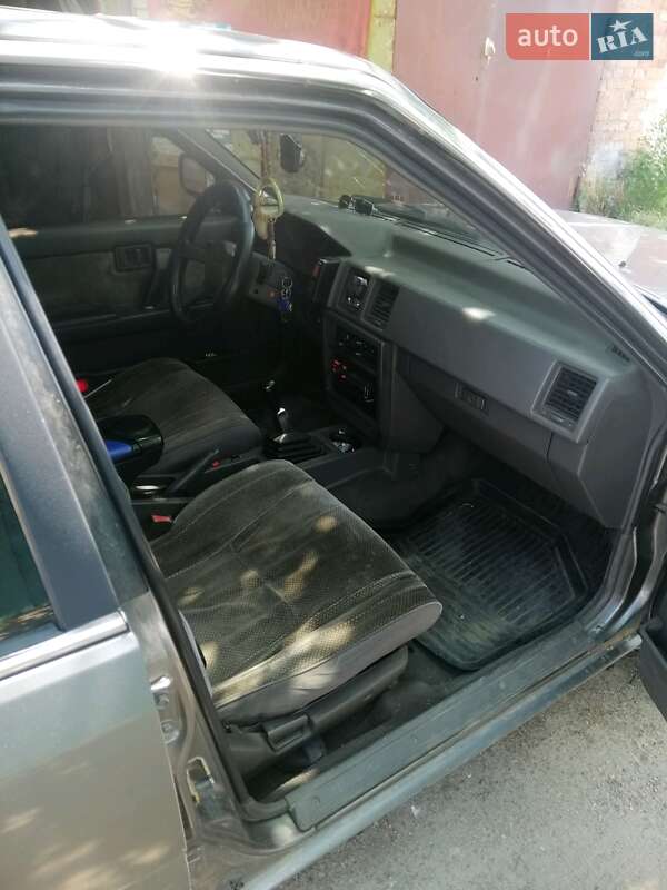 Седан Nissan Bluebird 1989 в Первомайську