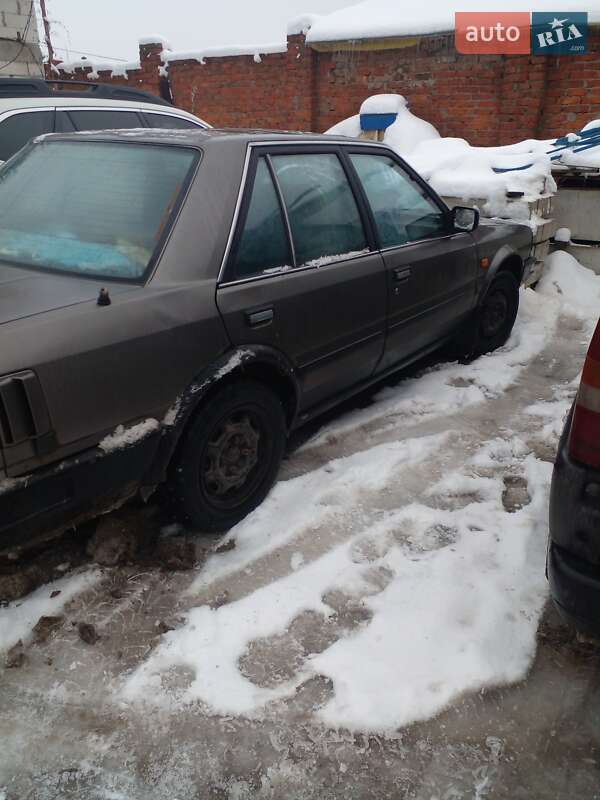 Седан Nissan Bluebird 1988 в Хмельницком