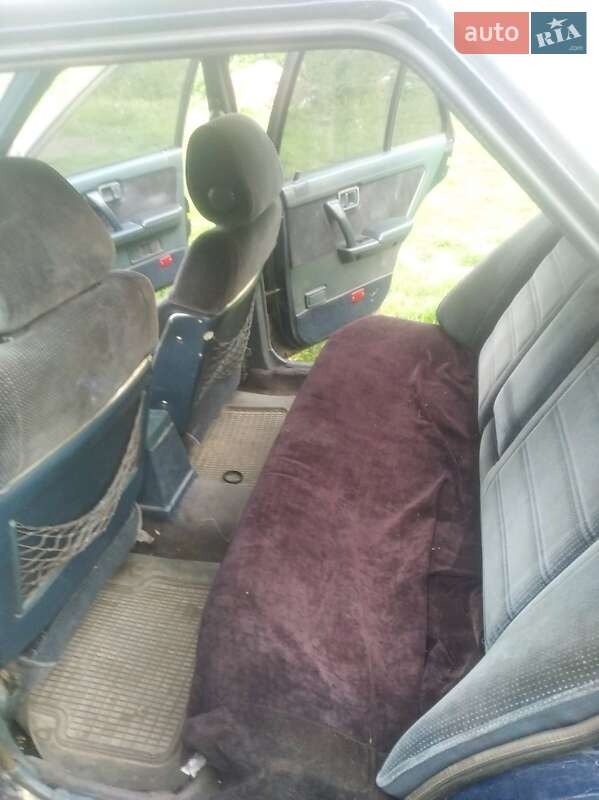 Седан Nissan Bluebird 1987 в Миронівці