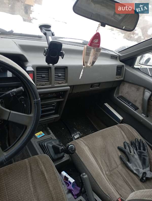 Седан Nissan Bluebird 1988 в Ужгороде