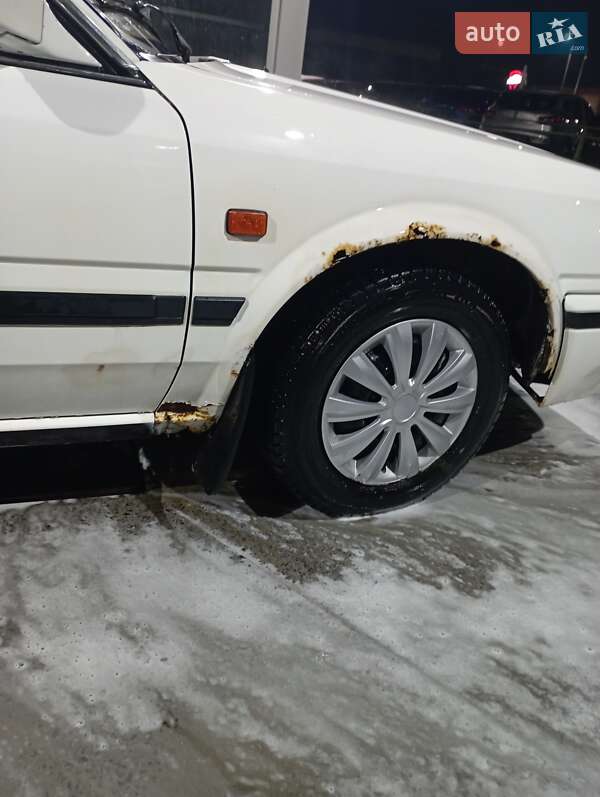 Седан Nissan Bluebird 1988 в Ужгороде