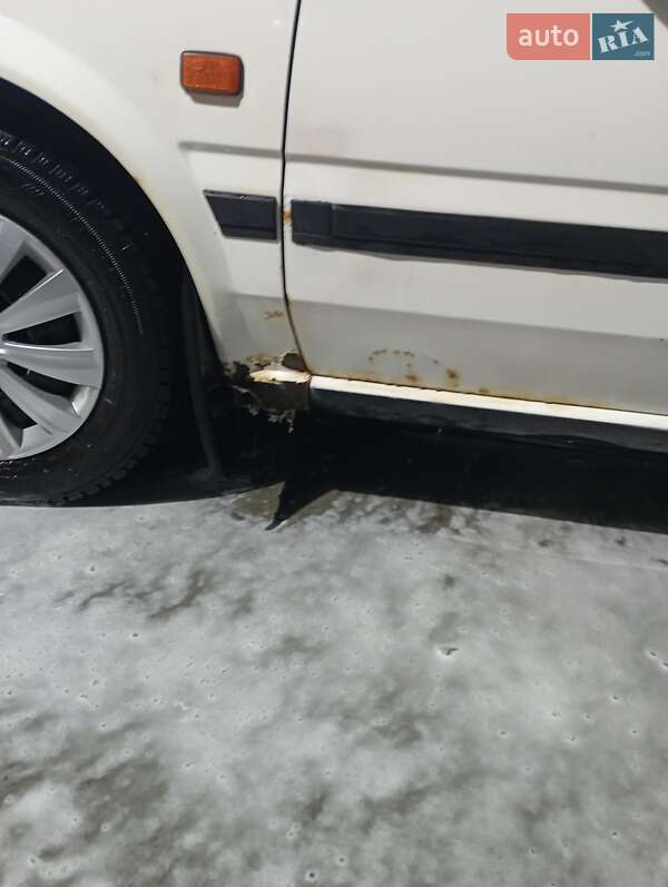 Седан Nissan Bluebird 1988 в Ужгороде