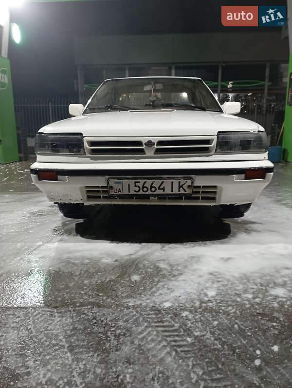 Седан Nissan Bluebird 1988 в Ужгороде