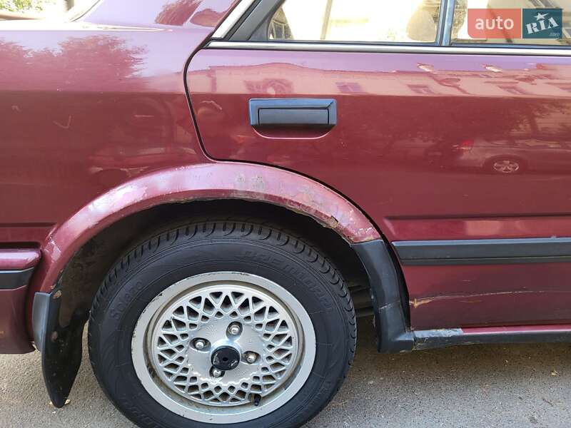 Седан Nissan Bluebird 1990 в Львові