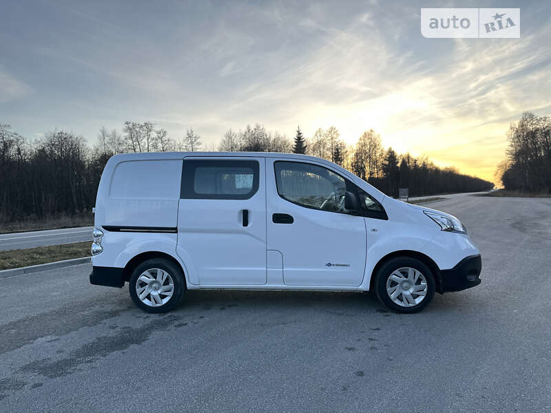 Вантажний фургон Nissan e-NV200 2017 в Тернополі