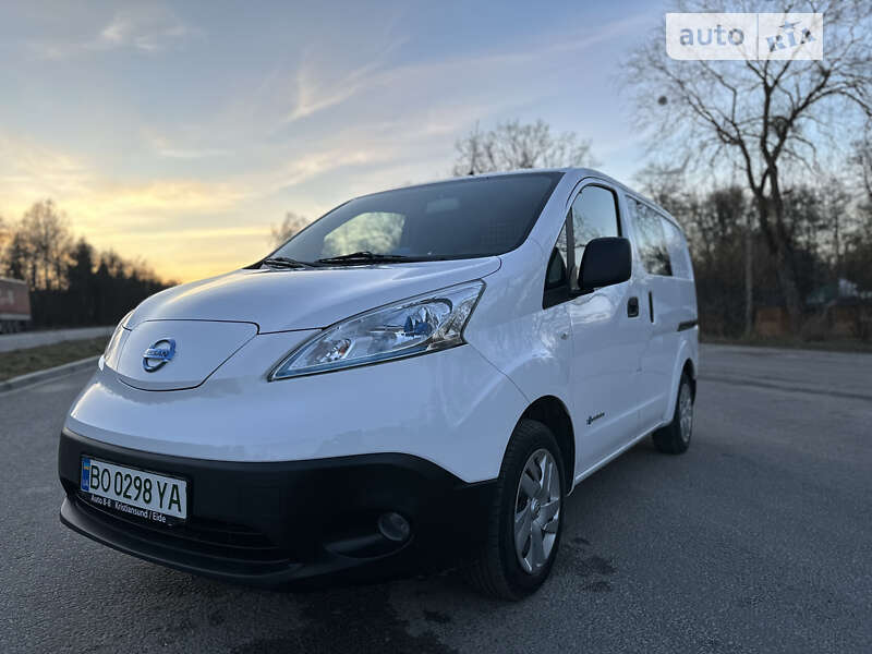 Вантажний фургон Nissan e-NV200 2017 в Тернополі