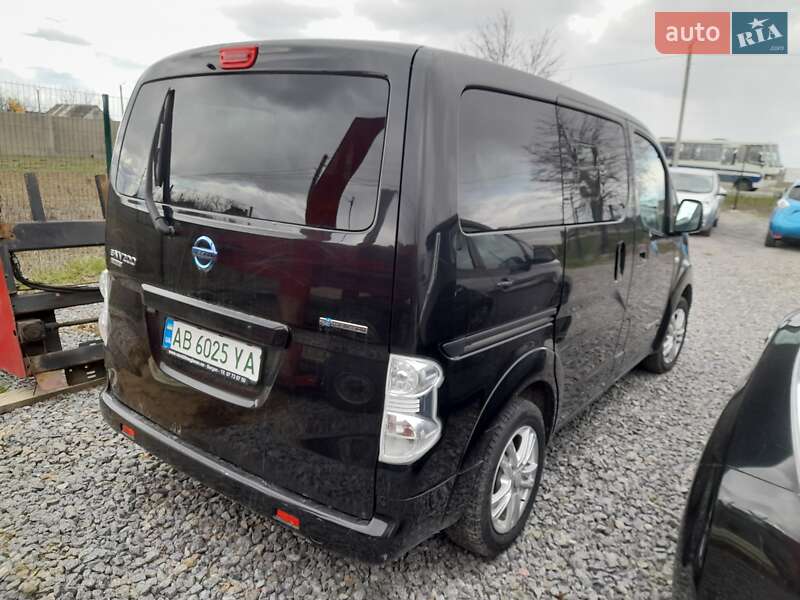 Минивэн Nissan e-NV200 2014 в 