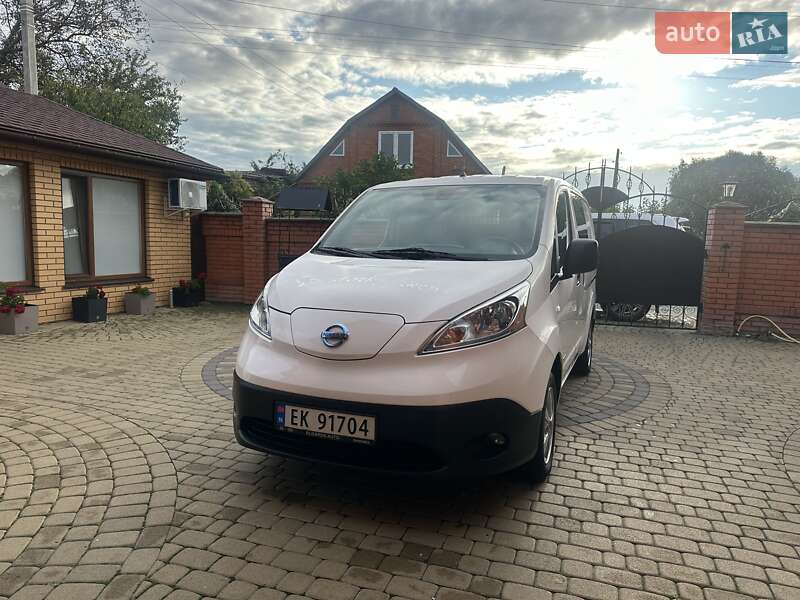 Грузовой фургон Nissan e-NV200 2018 в Хмельницком