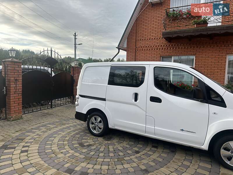 Грузовой фургон Nissan e-NV200 2018 в Хмельницком