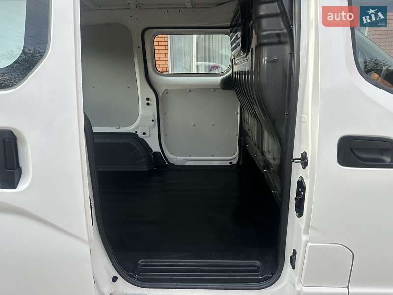 Грузовой фургон Nissan e-NV200 2018 в Хмельницком