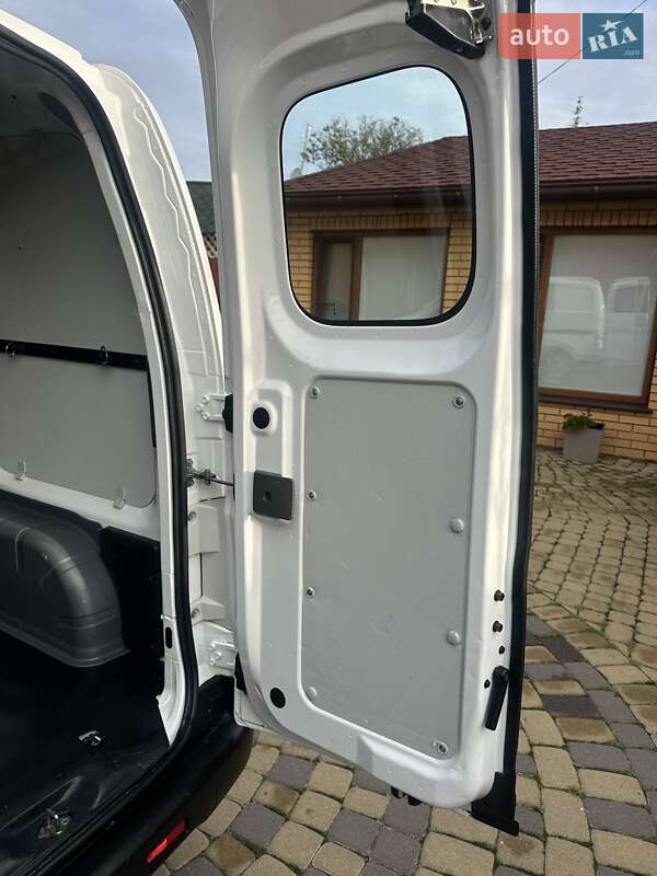 Грузовой фургон Nissan e-NV200 2018 в Хмельницком