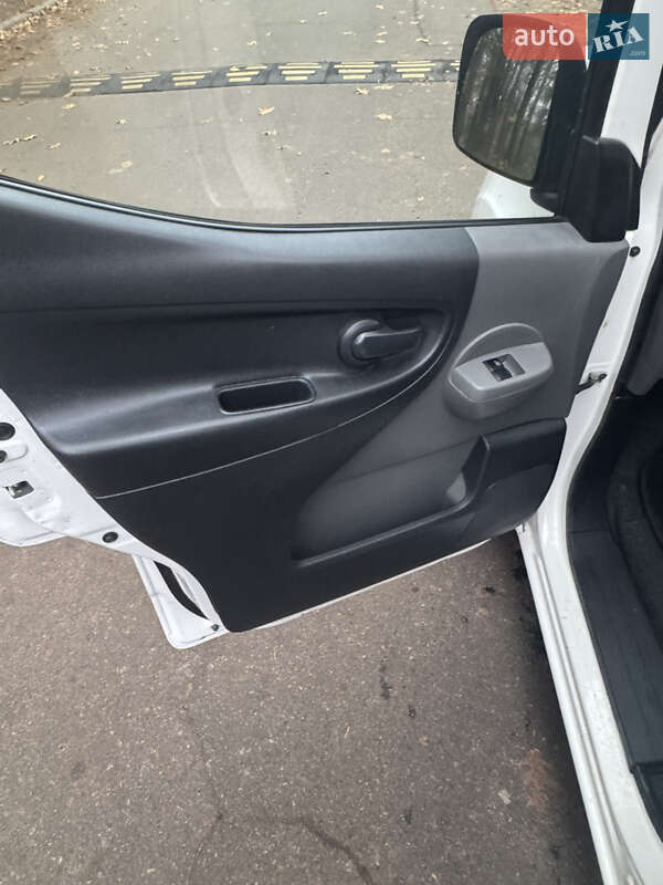 Грузопассажирский фургон Nissan e-NV200 2019 в Киеве