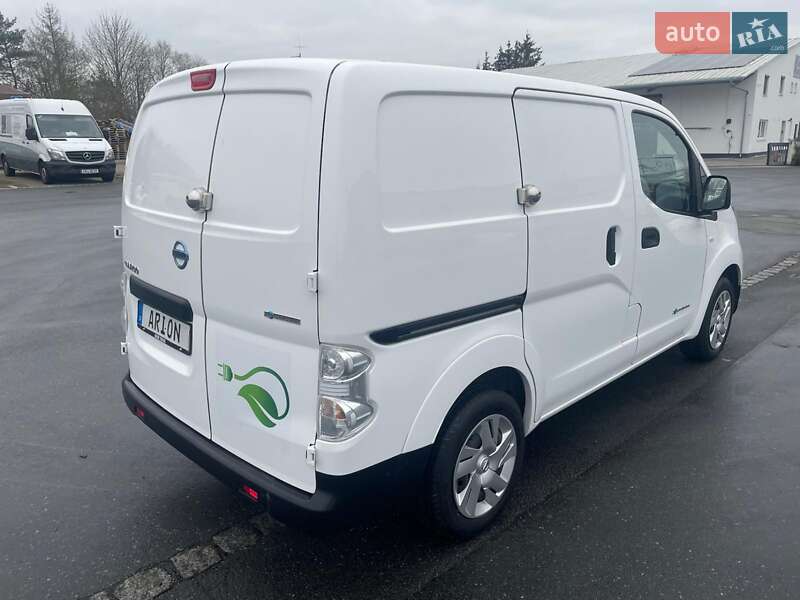 Вантажний фургон Nissan e-NV200 2018 в Сарнах