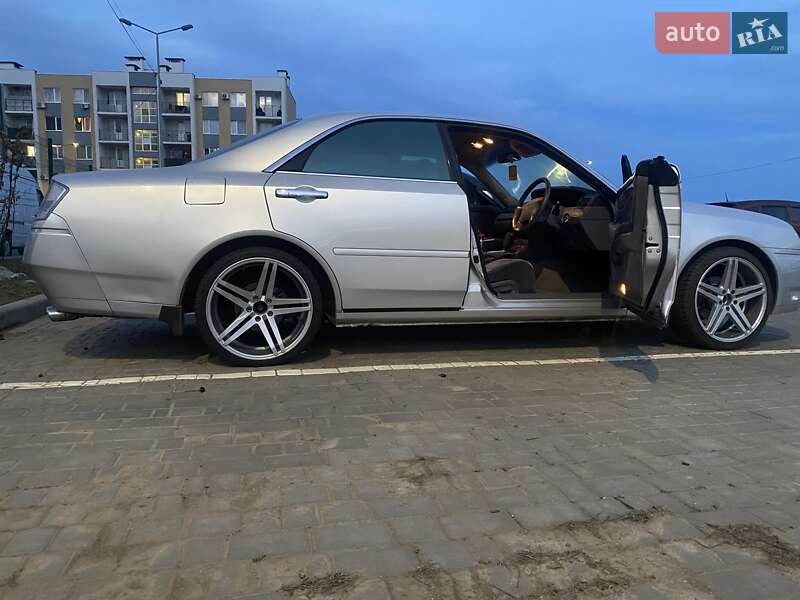 Седан Nissan Gloria 2000 в Авангарде