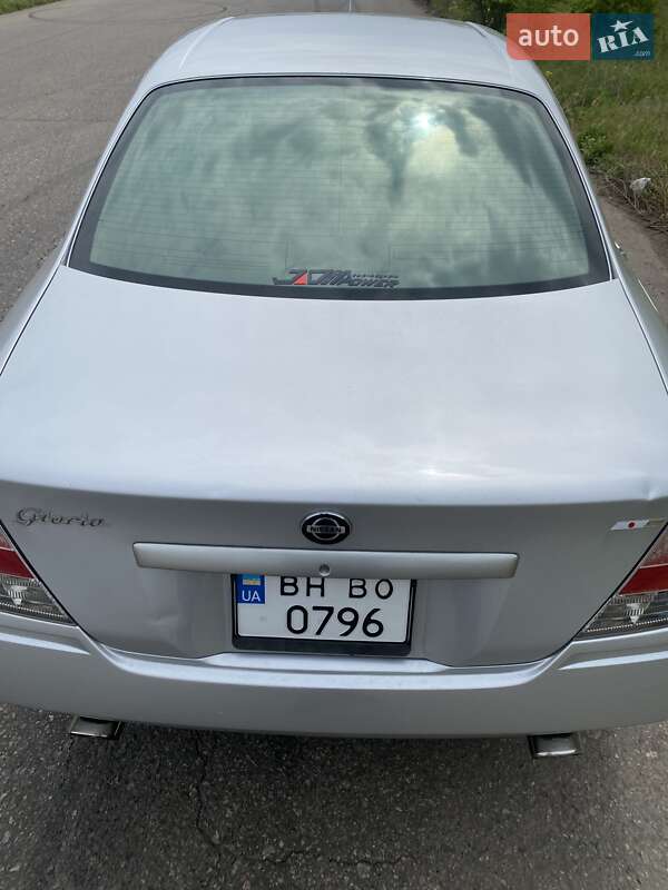 Седан Nissan Gloria 2000 в Авангарде