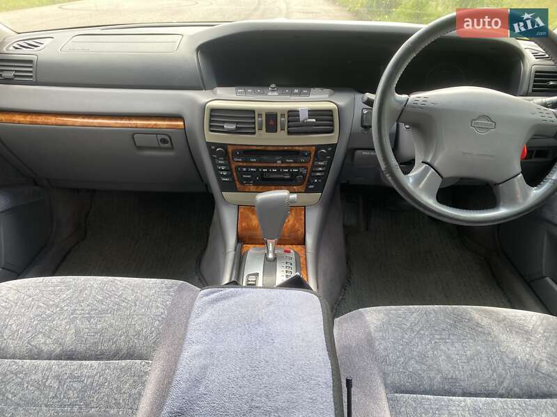 Седан Nissan Gloria 2000 в Авангарде