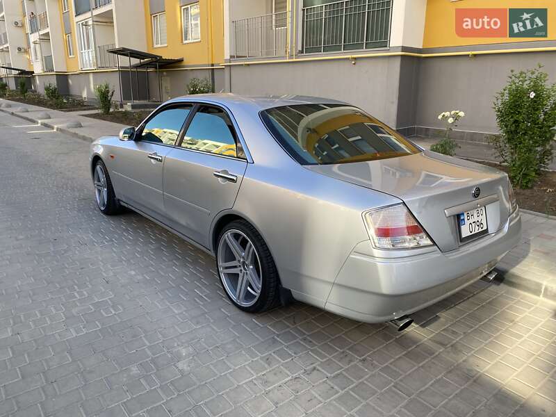 Седан Nissan Gloria 2000 в Авангарде