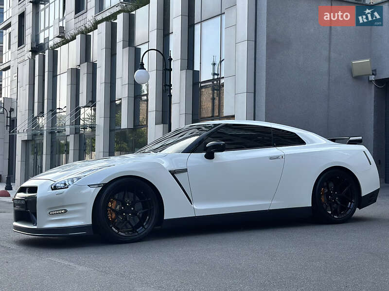 Купе Nissan GT-R 2013 в Києві