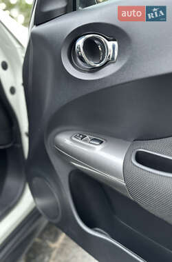Позашляховик / Кросовер Nissan Juke 2012 в 