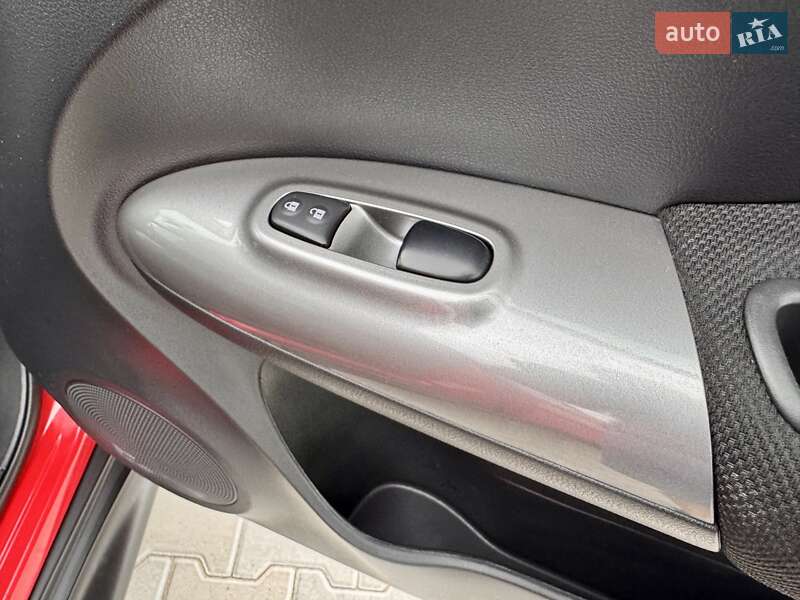 Позашляховик / Кросовер Nissan Juke 2016 в Чернівцях