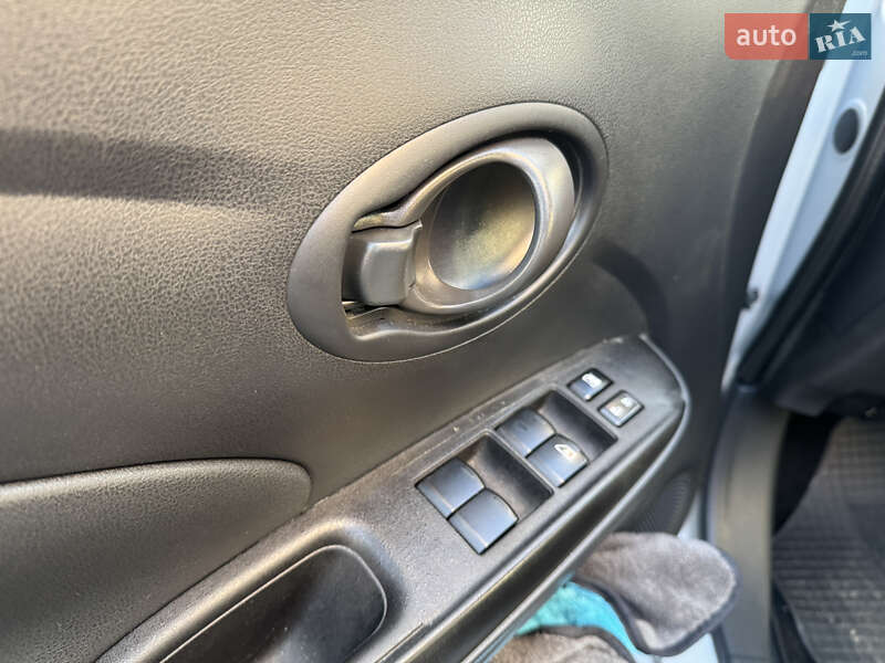 Седан Nissan Latio 2012 в Киеве