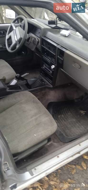 Седан Nissan Laurel 1987 в Славянске