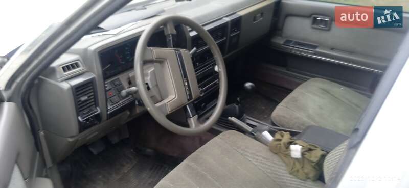 Седан Nissan Laurel 1987 в Славянске