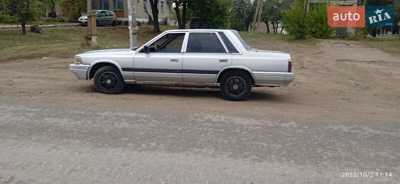 Седан Nissan Laurel 1987 в Славянске