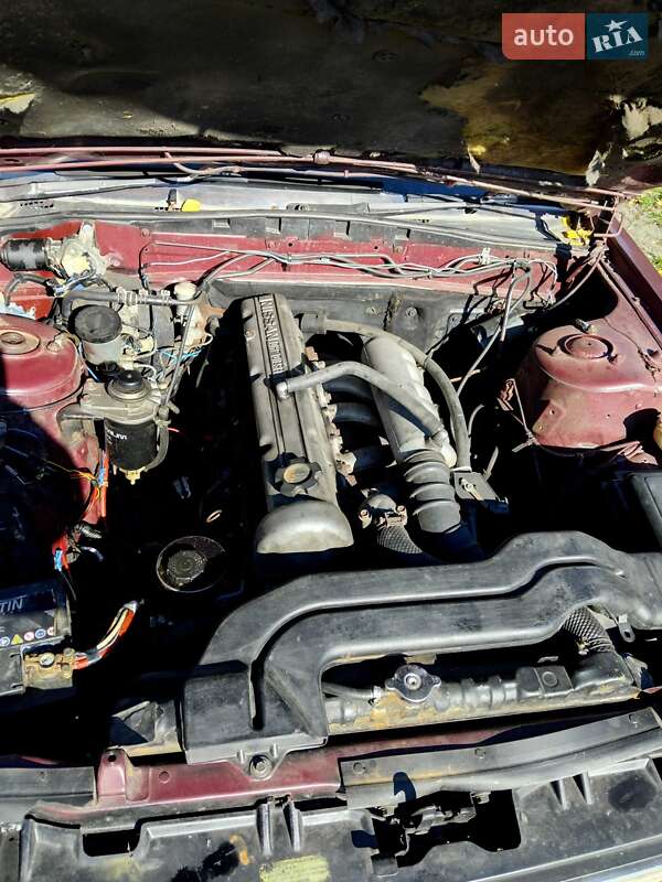 Седан Nissan Laurel 1986 в Коростене