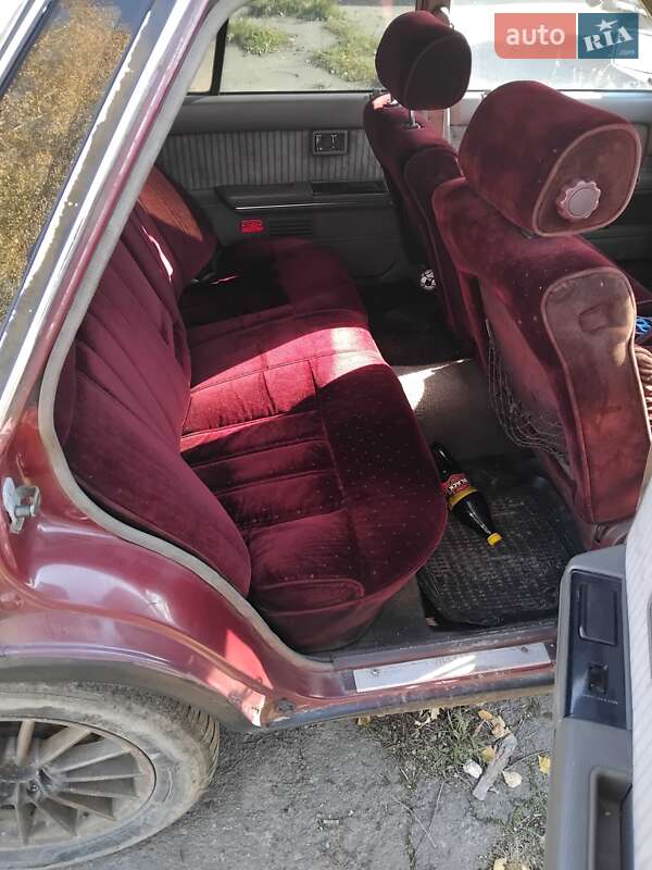 Седан Nissan Laurel 1986 в Коростене