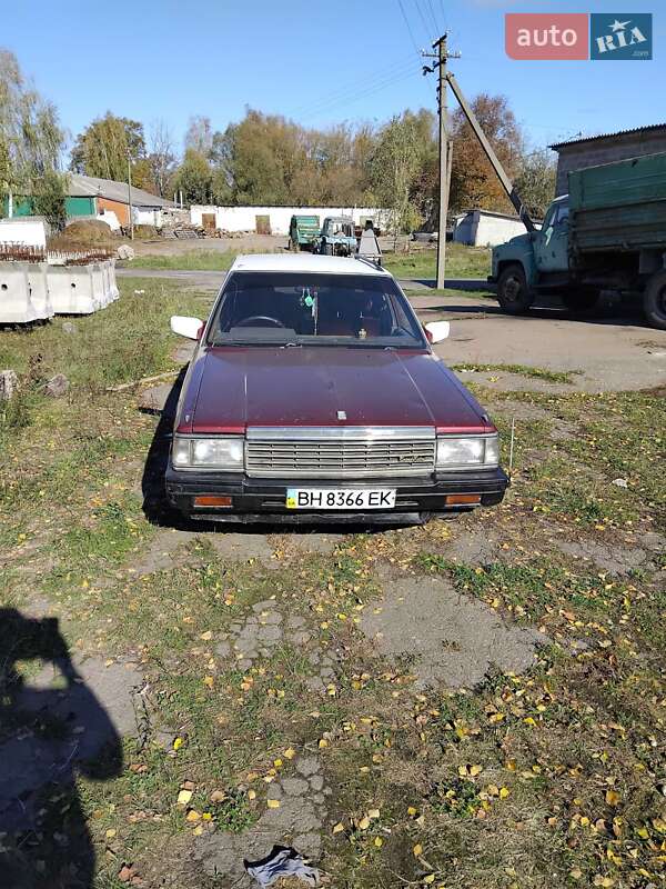 Седан Nissan Laurel 1986 в Коростене