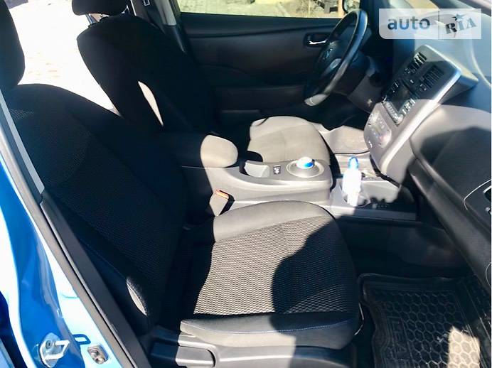 Хетчбек Nissan Leaf 2013 в Кам'янському