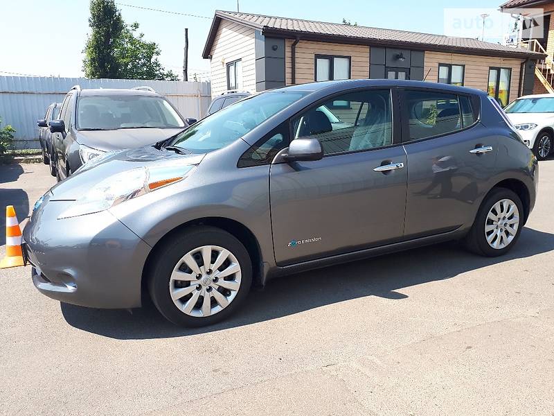 Хетчбек Nissan Leaf 2015 в 