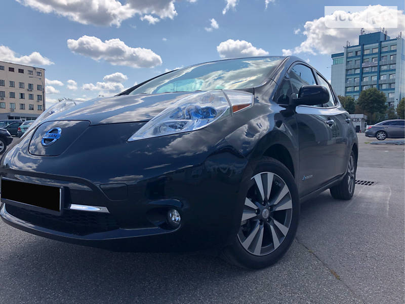 Хетчбек Nissan Leaf 2015 в 