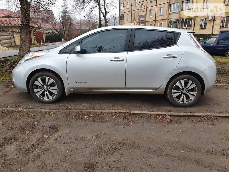 Хетчбек Nissan Leaf 2015 в Києві