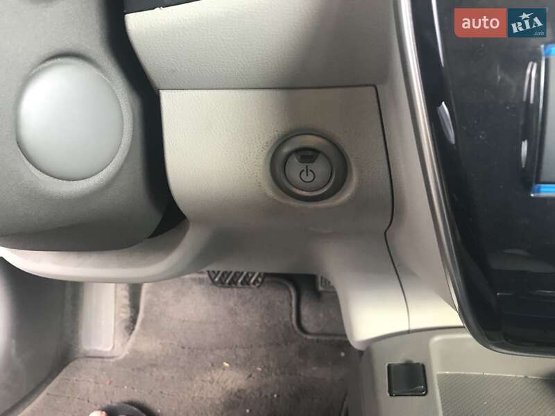 Хетчбек Nissan Leaf 2011 в Миколаєві