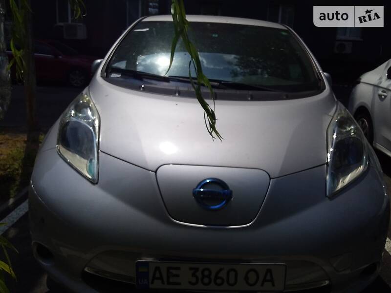 Хетчбек Nissan Leaf 2013 в Дніпрі