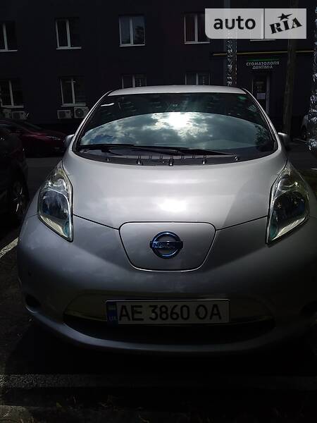 Хетчбек Nissan Leaf 2013 в Дніпрі