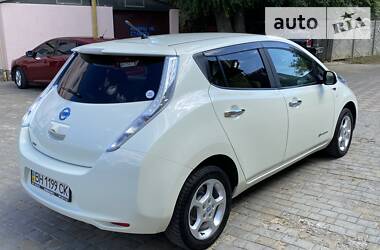 Хетчбек Nissan Leaf 2011 в 