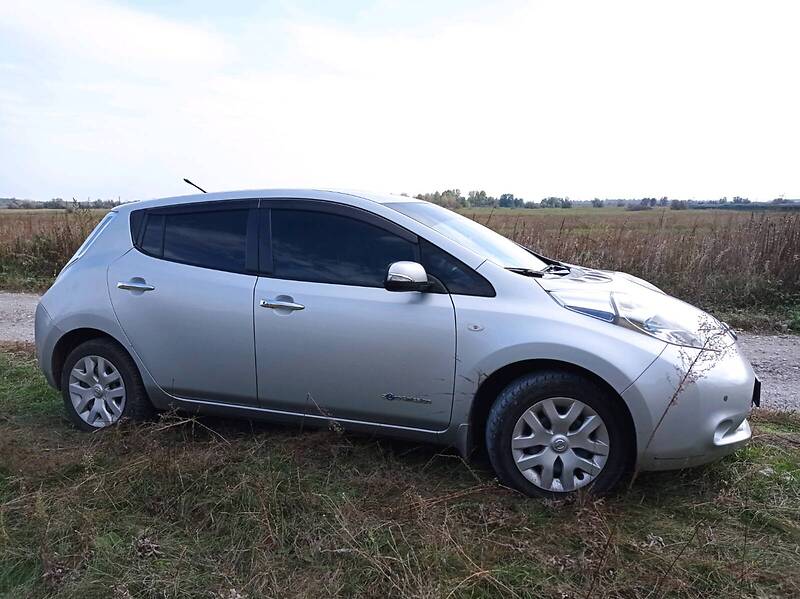 Хэтчбек Nissan Leaf 2011 в Днепре