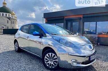 Хэтчбек Nissan Leaf 2013 в 