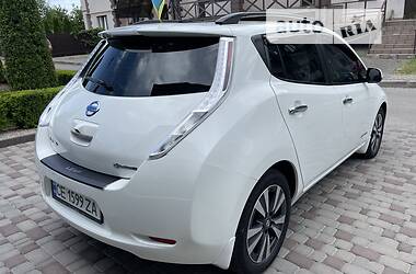 Седан Nissan Leaf 2016 в Черновцах