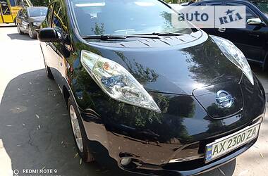Хэтчбек Nissan Leaf 2013 в 
