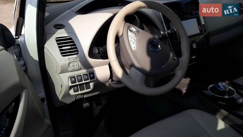 Хэтчбек Nissan Leaf 2014 в Днепре
