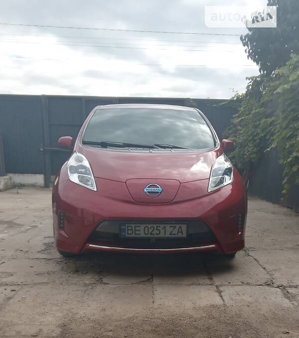 Хэтчбек Nissan Leaf 2014 в 