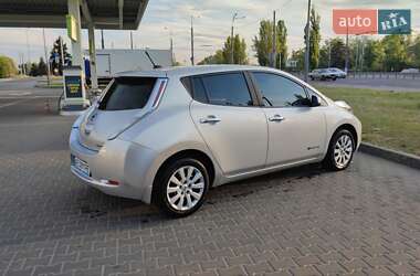 Хэтчбек Nissan Leaf 2013 в 