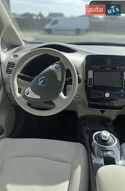 Хэтчбек Nissan Leaf 2012 в 